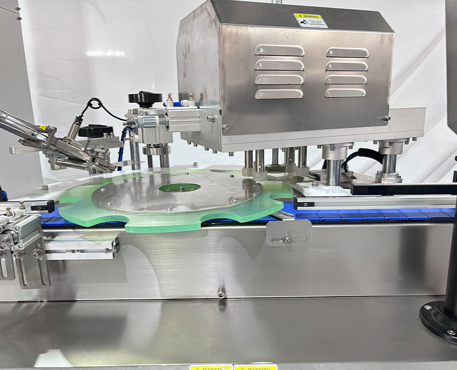 Máquina taponadora de rosca de cuatro ruedas totalmente automática, máquina taponadora y prensadora automática, máquina taponadora de alta velocidad