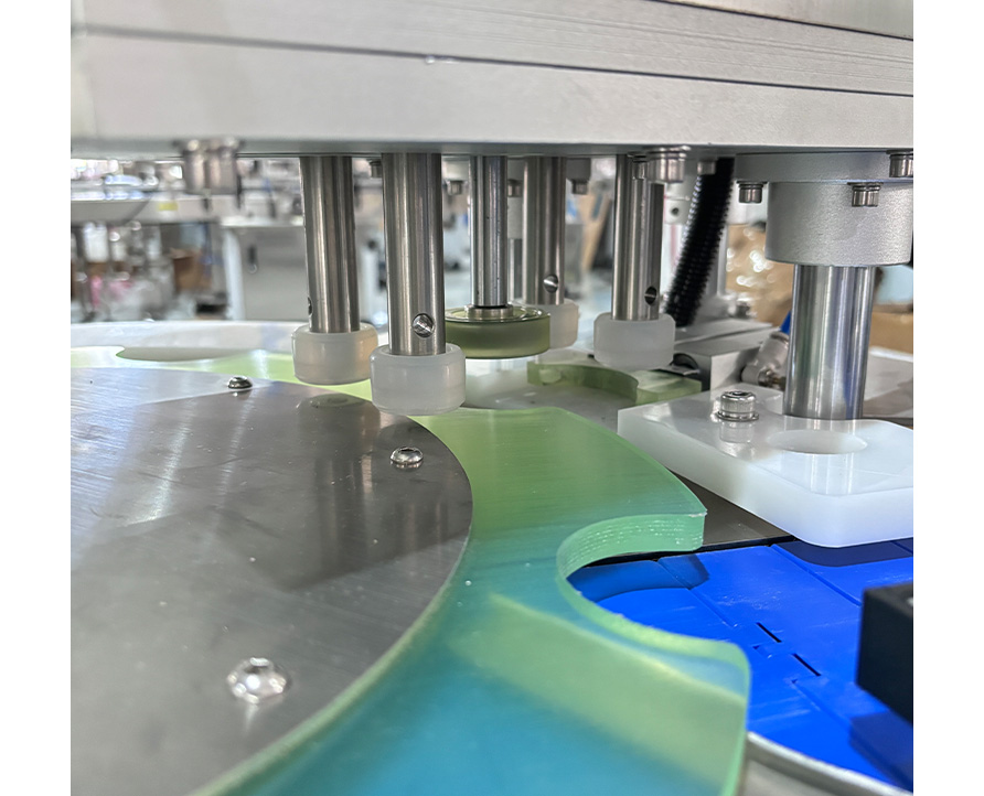 Máquina taponadora de rosca de cuatro ruedas totalmente automática, máquina taponadora y prensadora automática, máquina taponadora de alta velocidad