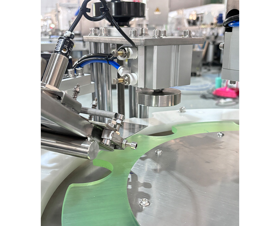 Máquina taponadora de rosca de cuatro ruedas totalmente automática, máquina taponadora y prensadora automática, máquina taponadora de alta velocidad