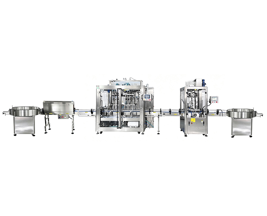 Línea de producción totalmente automatizada para el envasado de zumos y salsas en botellas, que integra máquina de esterilización de botellas, máquina de llenado con pistón servoaccionado, taponadora y recolector de botellas.