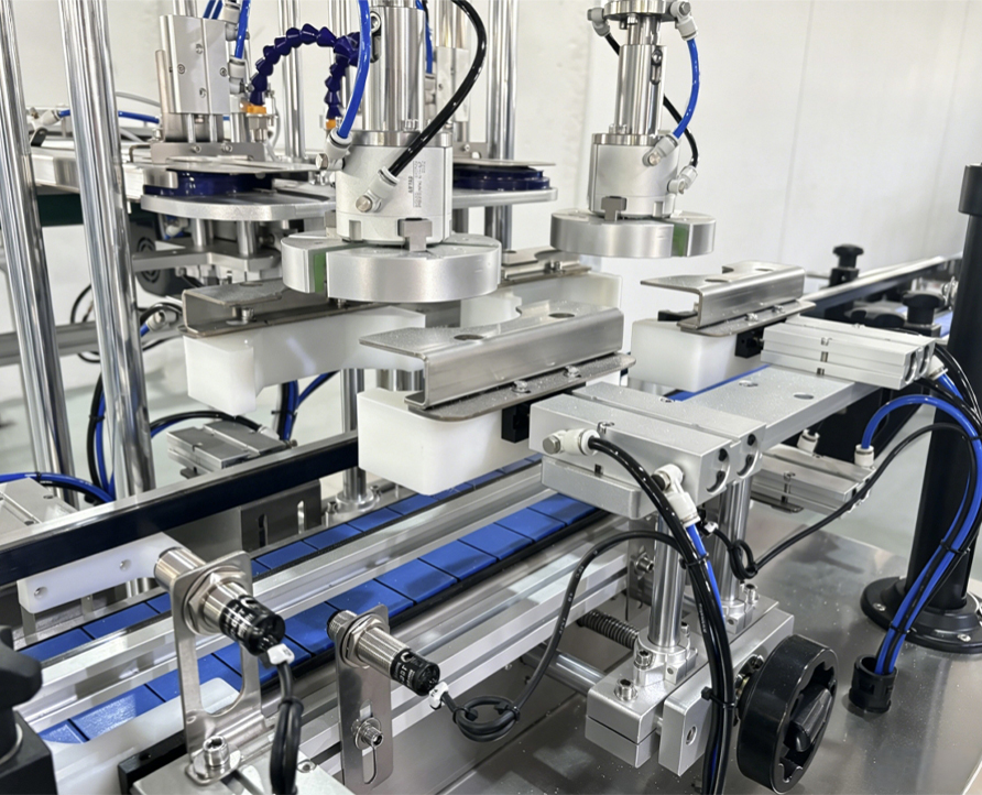 Máquina taponadora con cinta transportadora de tapas, máquina taponadora de doble cabezal para tarros de plástico con cinta transportadora de tapas
