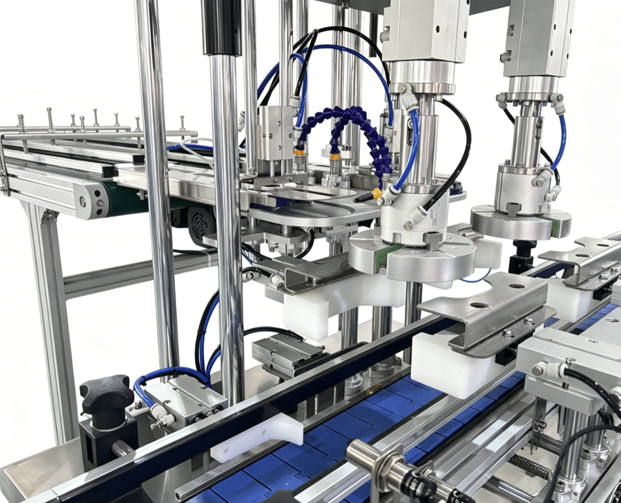 Máquina taponadora con cinta transportadora de tapas, máquina taponadora de doble cabezal para tarros de plástico con cinta transportadora de tapas
